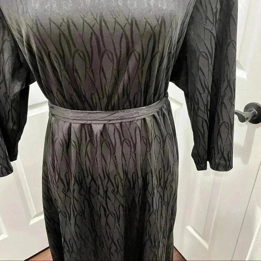 Vintage Anthony Richards 80’s Sheath dress with removable belt and shoulder pads - Picture 9 of 12